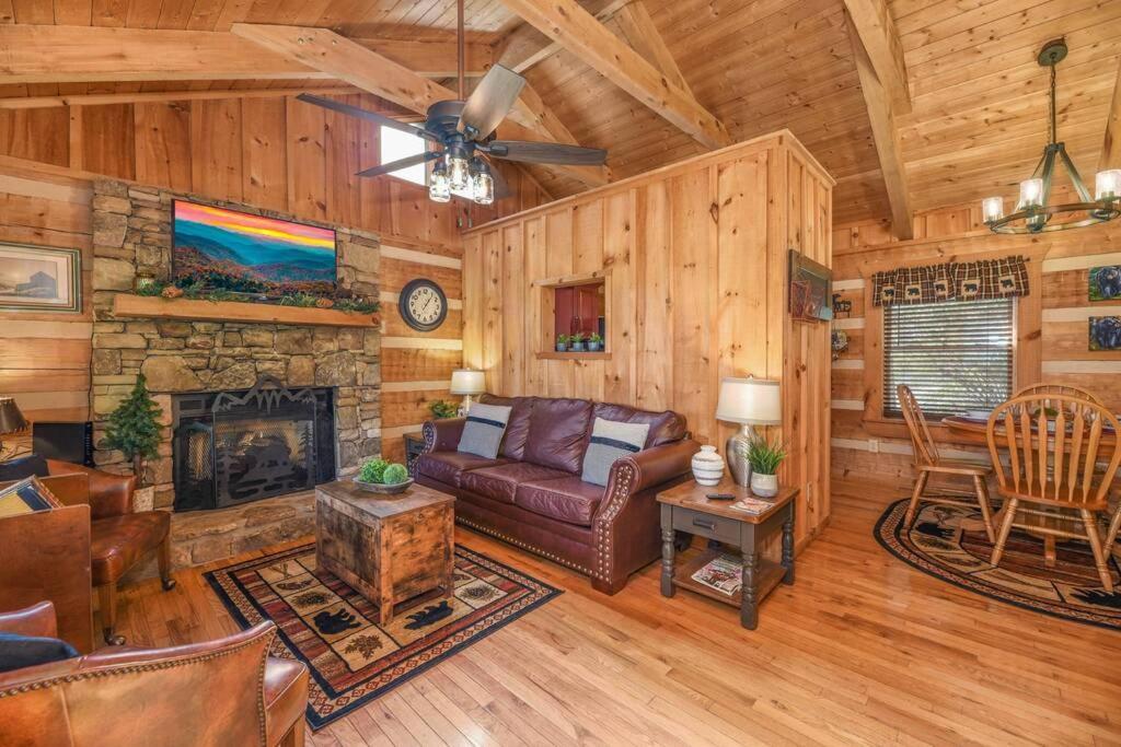 View! Cozy, Private, Fireplace, Hot Tub Log Cabin, Honeymoon! Sevierville Exterior photo