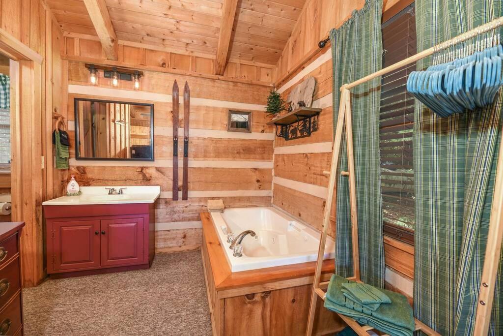 View! Cozy, Private, Fireplace, Hot Tub Log Cabin, Honeymoon! Sevierville Exterior photo