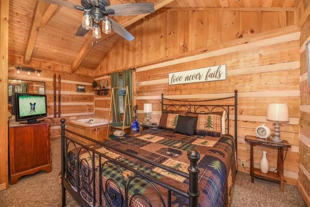 View! Cozy, Private, Fireplace, Hot Tub Log Cabin, Honeymoon! Sevierville Exterior photo