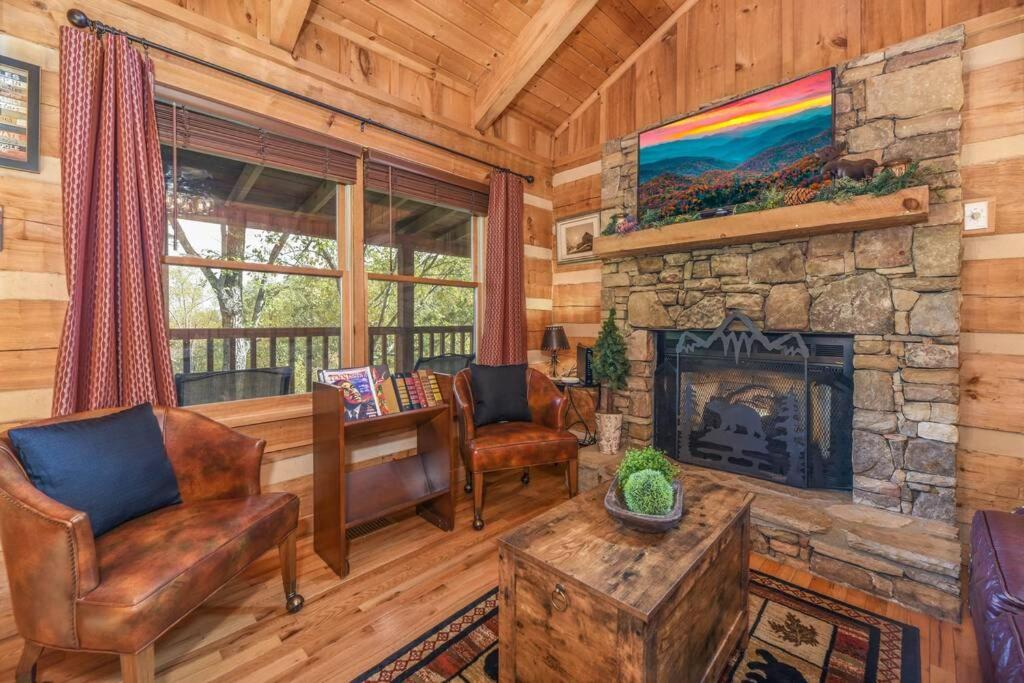 View! Cozy, Private, Fireplace, Hot Tub Log Cabin, Honeymoon! Sevierville Exterior photo