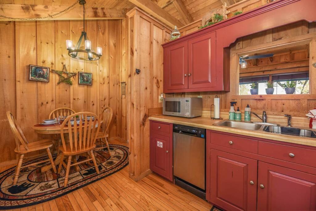View! Cozy, Private, Fireplace, Hot Tub Log Cabin, Honeymoon! Sevierville Exterior photo