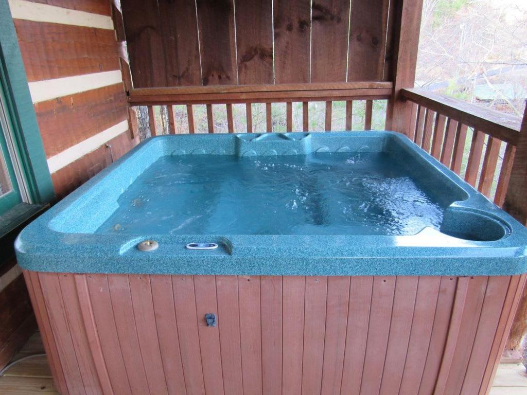 View! Cozy, Private, Fireplace, Hot Tub Log Cabin, Honeymoon! Sevierville Exterior photo