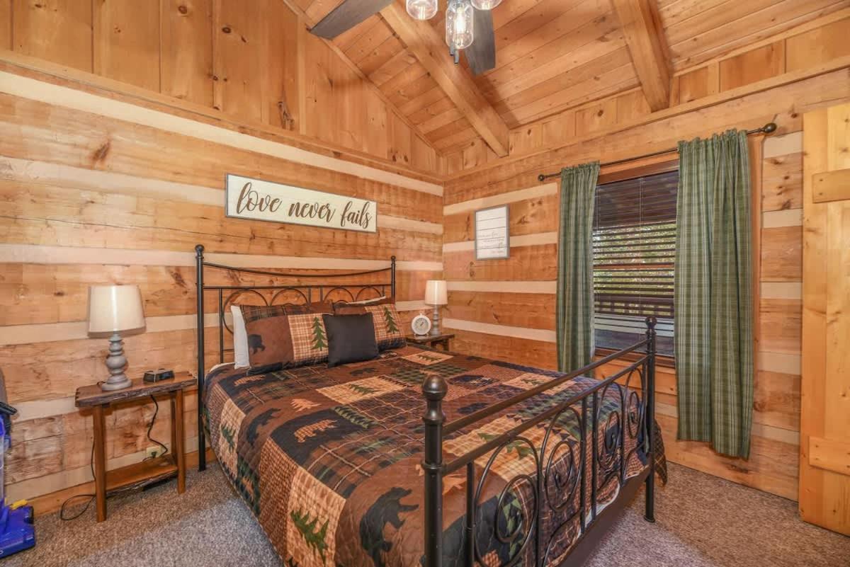 View! Cozy, Private, Fireplace, Hot Tub Log Cabin, Honeymoon! Sevierville Exterior photo
