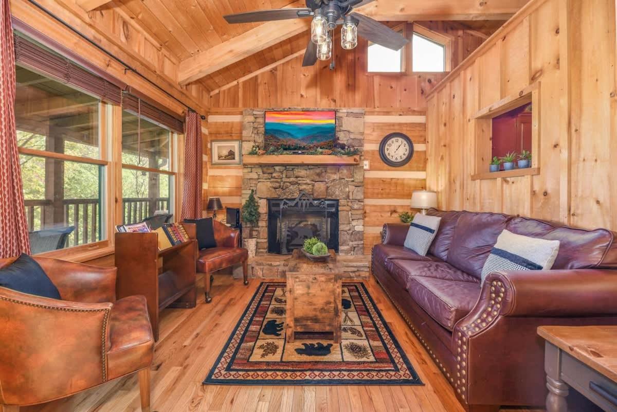 View! Cozy, Private, Fireplace, Hot Tub Log Cabin, Honeymoon! Sevierville Exterior photo
