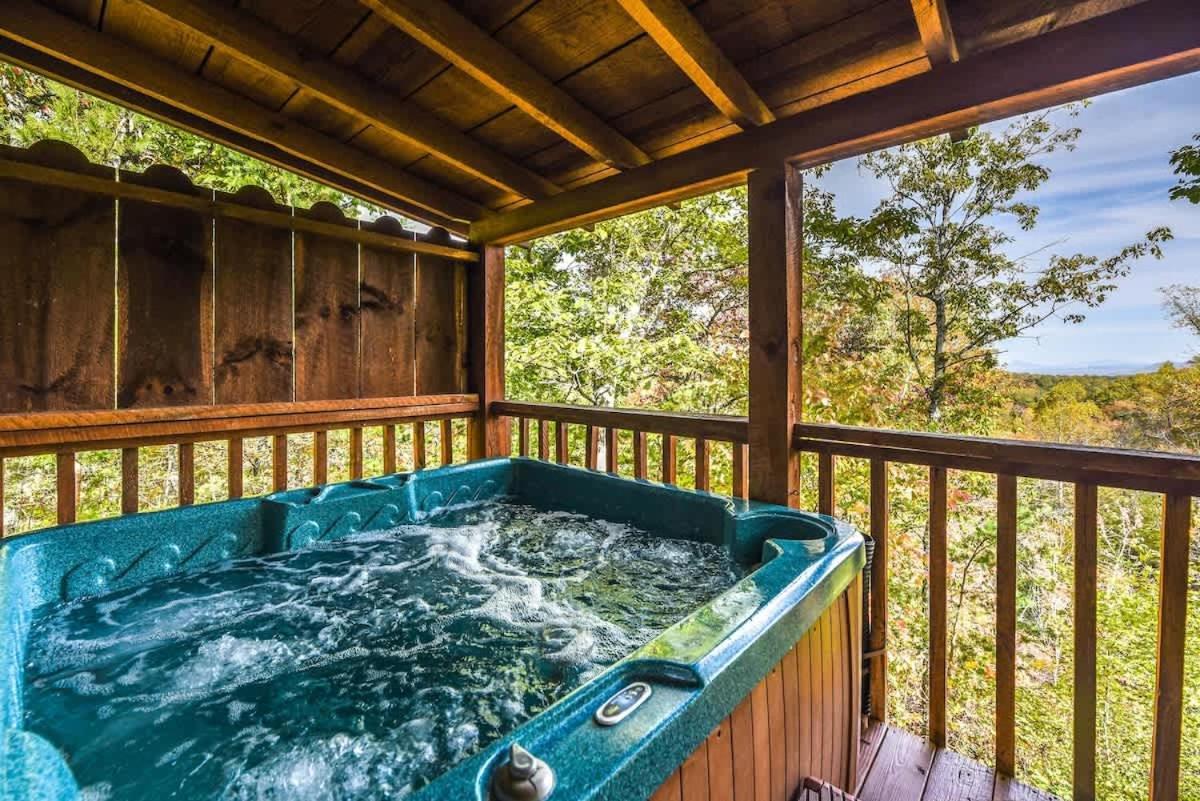 View! Cozy, Private, Fireplace, Hot Tub Log Cabin, Honeymoon! Sevierville Exterior photo