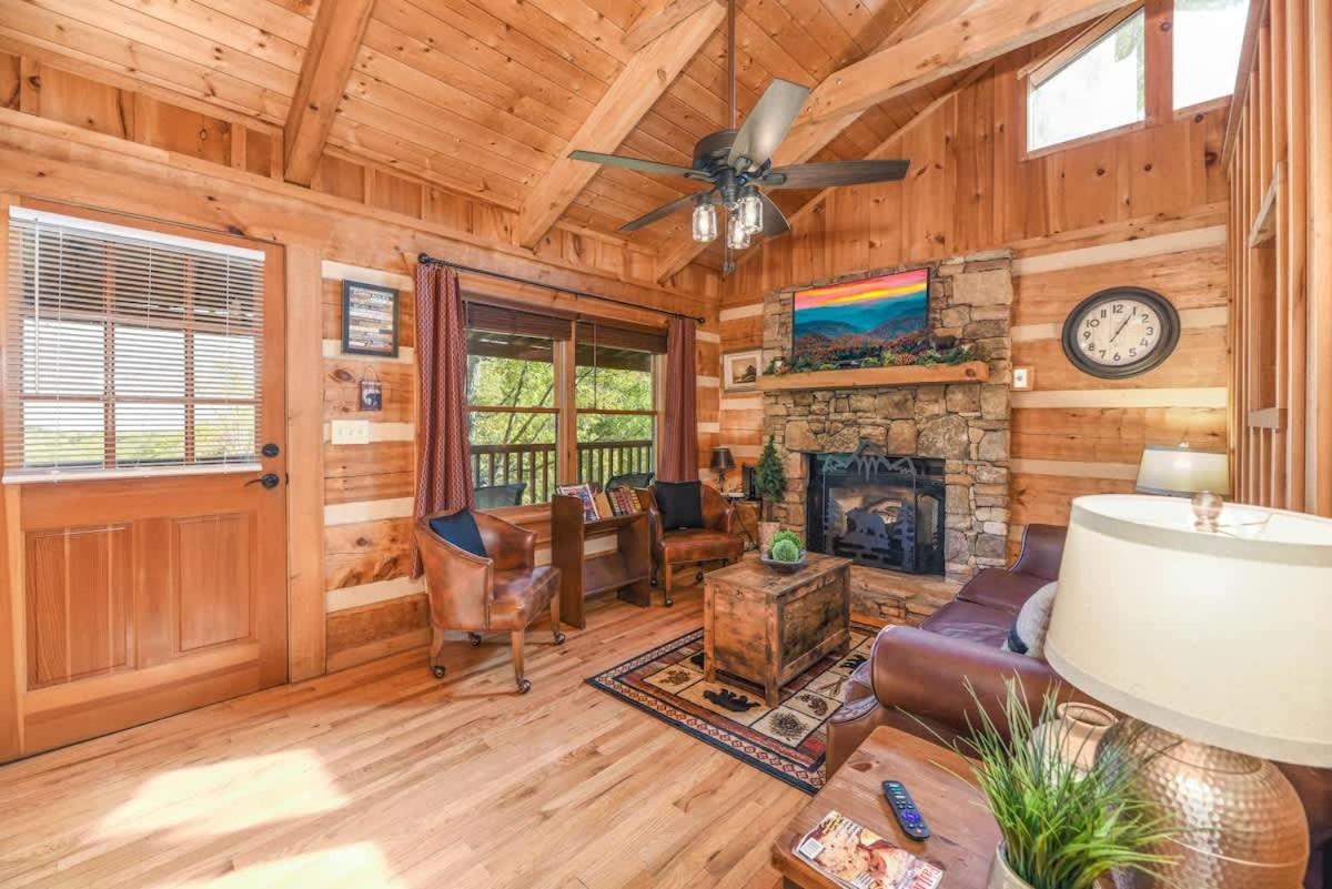 View! Cozy, Private, Fireplace, Hot Tub Log Cabin, Honeymoon! Sevierville Exterior photo